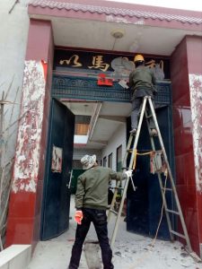 Un cartellone sulla porta di una residenza cristiana