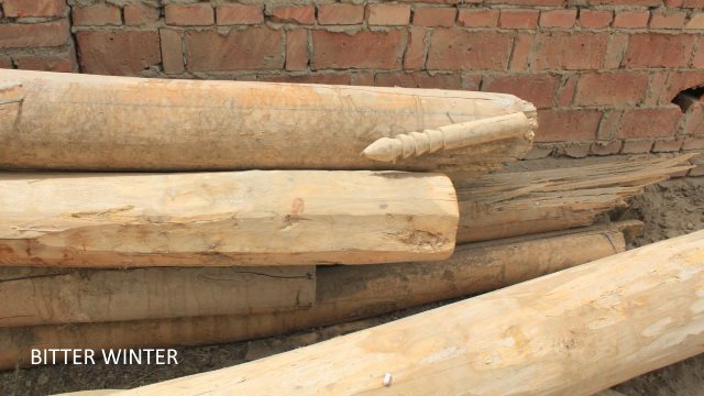 Colonne lasciate a terra sul sito di una moschea demolita