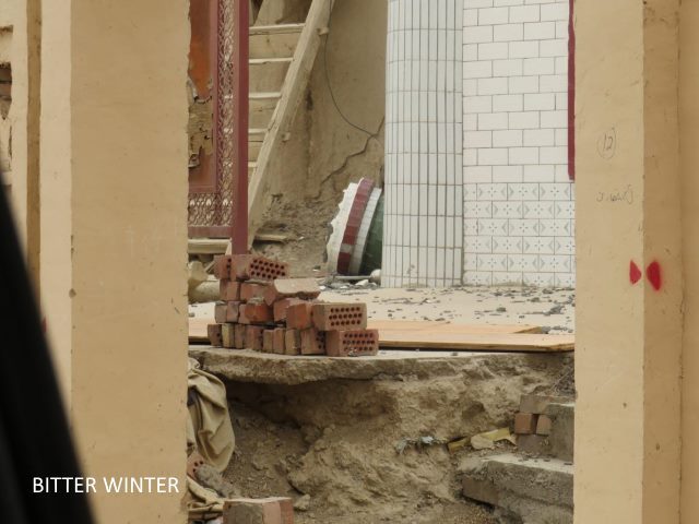 Cortile in rovina, pilastri del tetto della moschea smantellati
