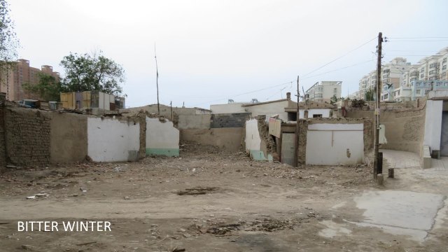 La parete bianca che appare in questa immagine faceva parte di una moschea ed è stata abbattuta durante la demolizione dell’edificio. Non ne è rimasto nulla.