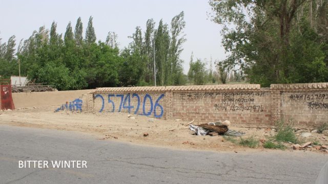 Una parete superstite della moschea demolita del gruppo 1, nel villaggio di Huanglugang