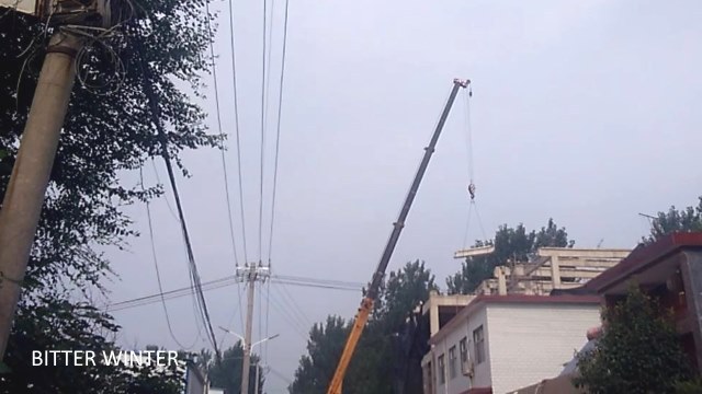 La nuova chiesa in costruzione mentre viene demolita