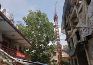 La vecchia chiesa (a sinistra) e la nuova chiesa in costruzione (a destra) del villaggio di Zhaihouchen, città di Xuchang, provincia dello Henan