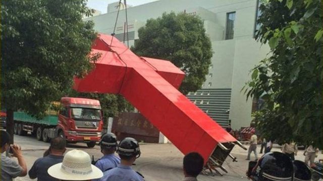 La croce rimossa dalla chiesa cristiana di Wenling