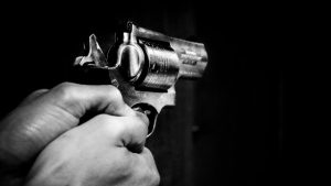 mani con la pistola