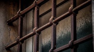Donna uigura gravemente malata trattenuta in un campo senza la possibilità di consultare un dottore