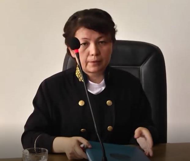 Il giudice Dinara Quiqabaeva annuncia il verdetto