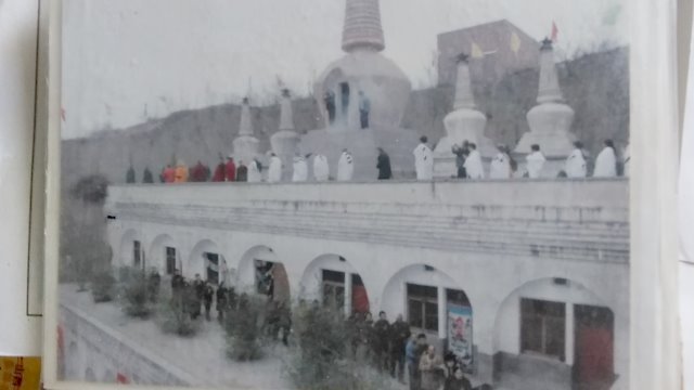 I fedeli in coda per bruciare incenso nel tempio di Guanghua