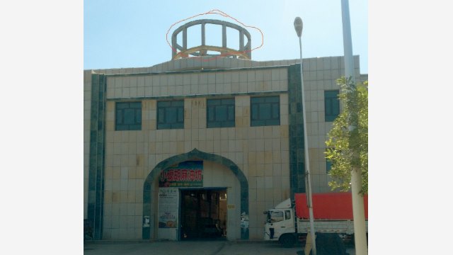 la cupola in cima a un edificio all’ingresso ovest del mercato è stata smantellata lasciandone solo l’impalcatura