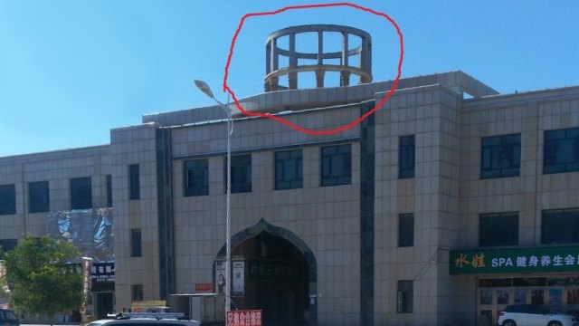 la cupola di un edificio all’ingresso nord del mercato è stata rimossa