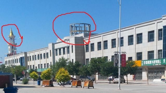 la cupola e la mezzaluna sul minareto sono state rimosse da un edificio sul lato est del mercato