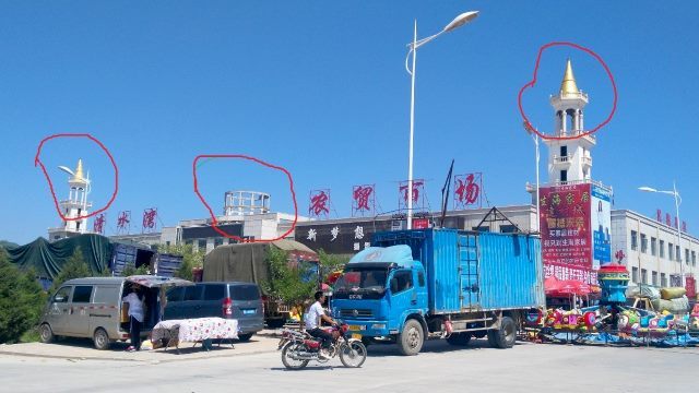 il simbolo della mezzaluna è stato rimosso da un edificio all’ingresso principale del mercato locale di Clear Water Bay