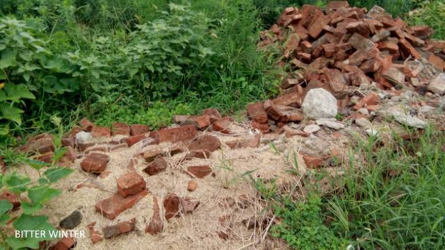 I mattoni avanzati, abbandonati alla base del muro della chiesa