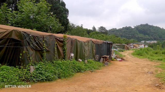 Una tenda eretta dai fedeli buddisti