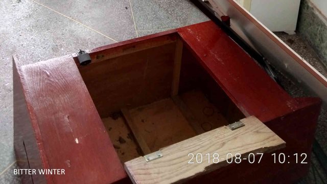 L’interno del luogo per le assemblee totalmente distrutto; anche il podio è stato fracassato