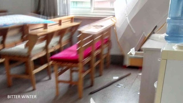 La cassetta delle donazioni distrutta
