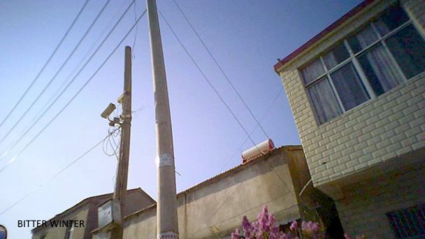 La telecamera installata dal PCC all'ingresso principale della casa di Zhang Rendao (scattata nel luglio 2018).