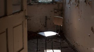 Funzionario del PCC interrompe un raduno di cristiani anziani, gettandoli nel terrore