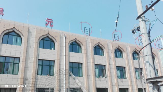 La scritta “Lingua araba” già rimossa dalla sommità del fabbricato adibito a usi didattici