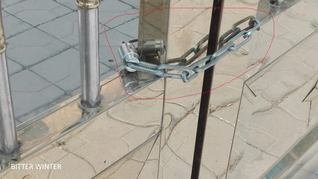 l’ingresso della scuola è già stato chiuso; il governo non permetterà a una scuola di araba di operare