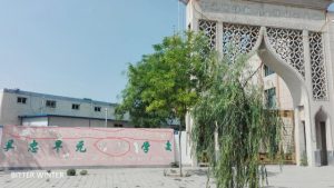 la scritta araba, così come quella cinese e quella inglese, è stata rimossa dal tetto e dall'ingresso della scuola