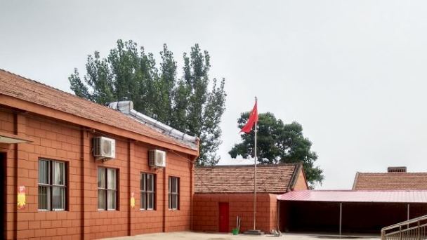 La bandiera cinese viene issata nel cortile della chiesa del villaggio di Yangzhuang