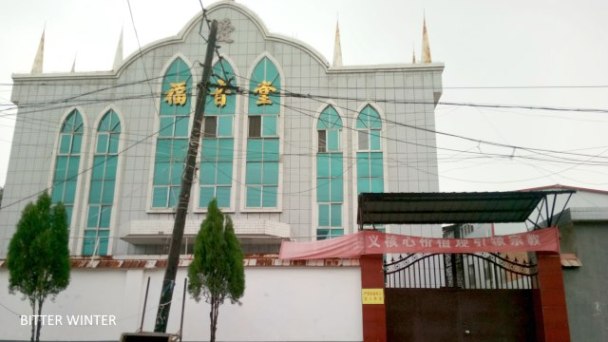 La croce viene rimossa dalla chiesa del villaggio di Xiguan