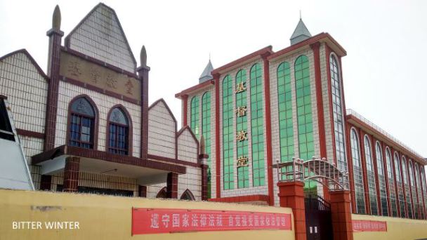 La croce viene rimossa dal tetto della chiesa del villaggio di Yangzhuang