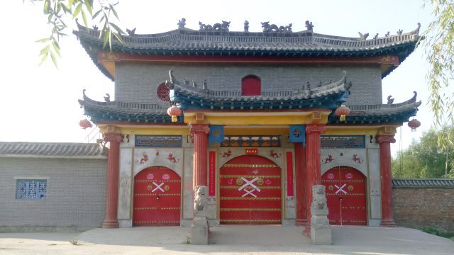 Il tempio Dragon King, sul lago Longze, nella città di Shangqiu, viene chiuso con la forza