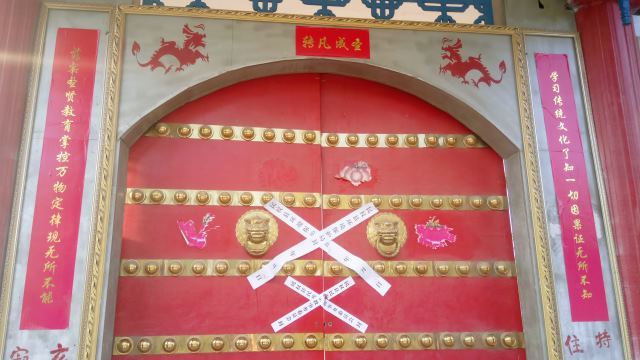 Il tempio Dragon King, sul lago Longze, nella città di Shangqiu, viene chiuso con la forza