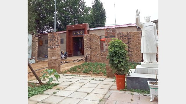 Una statua di Mao Zedong di fronte al tempio di Zhengxin, nella città di Xinzheng