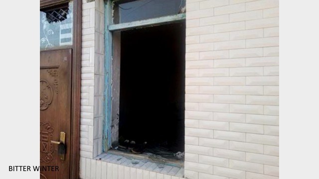 Le finestre della casa di Sun Li sono state rotte