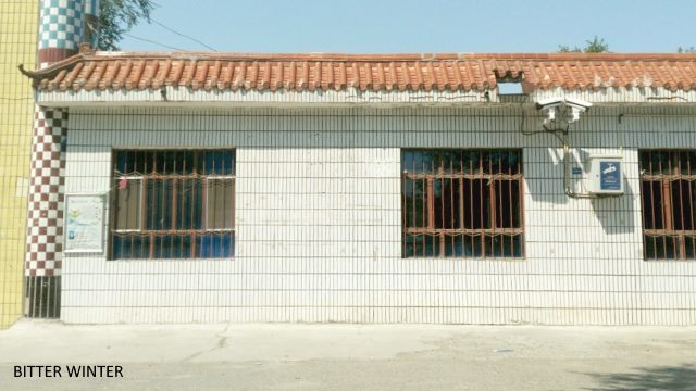 Due telecamere sono state installate sul lato destro dell’ingresso principale della moschea