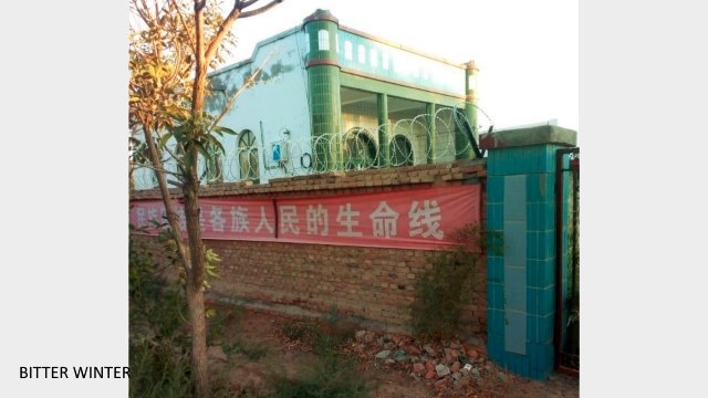 I simboli della mezzaluna e delle stelle posti sulla sommità della moschea e siìopra ai pilastri sono stati demoliti. Il muro esterno dell'edificio è stato coperto con filo spinato per impedire che i fedeli vi si arrampicassero per celebrare i riti del namāz.