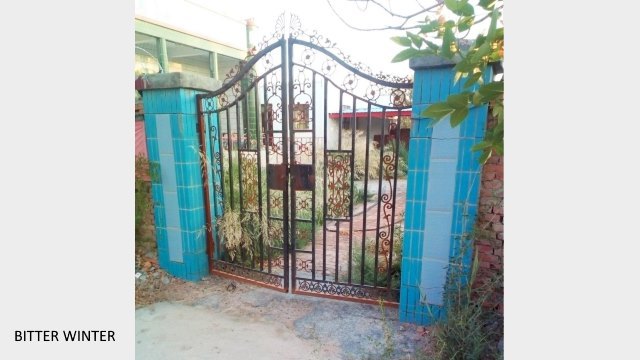 Il cancello di una moschea che si trovava presso la Compagnia agricola n. 1 del 148° Reggimento della Settima divisione agricola è stato bloccato con delle catene. Sono passati più di quattro mesi da quando la moschea è stata chiusa e il cortile è invaso dalle erbacce