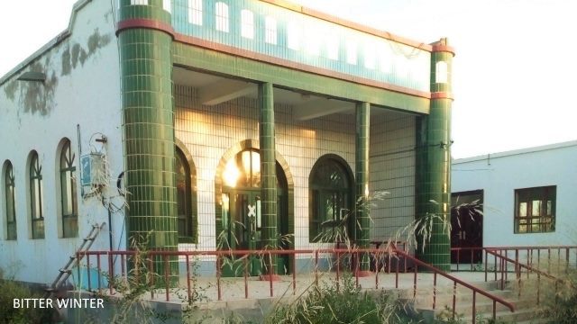 Il cancello nel cortile è stato sigillato dalla polizia