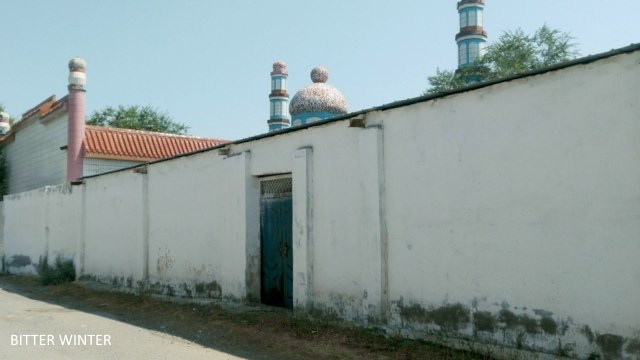Guardando dalla porta laterale della moschea si vede che anche la mezzaluna e il simbolo della stella sulla sommità della moschea sono stati demoliti
