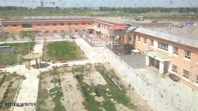 L'edificio rosso di fronte al “dormitorio degli studenti” è la struttura rieducativa