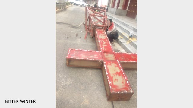 La croce viene rimossa da un luogo di culto appartenente alla Chiesa delle Tre Autonomie nella comunità di Xijie, sul territorio municipale di Chengguan.