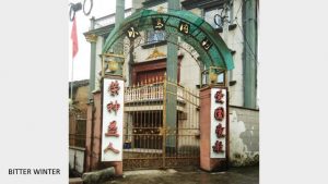 La bandiera nazionale che è stata issata all’ingresso della chiesa del Movimento delle Tre Autonomie di Dalu, nella contea di Qingtian 1