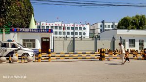 Ingresso frontale e area di polizia del campo di “rieducazione”