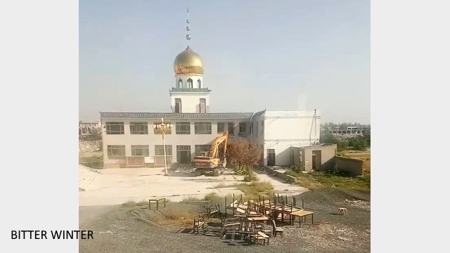 Ruspe demoliscono parte dell’edificio della moschea,