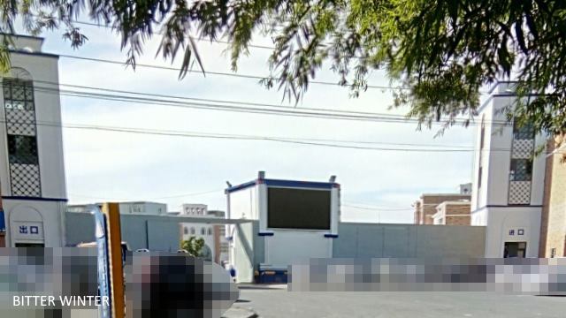 l’ingresso è stato fornito di un cancello di lamine di acciaio