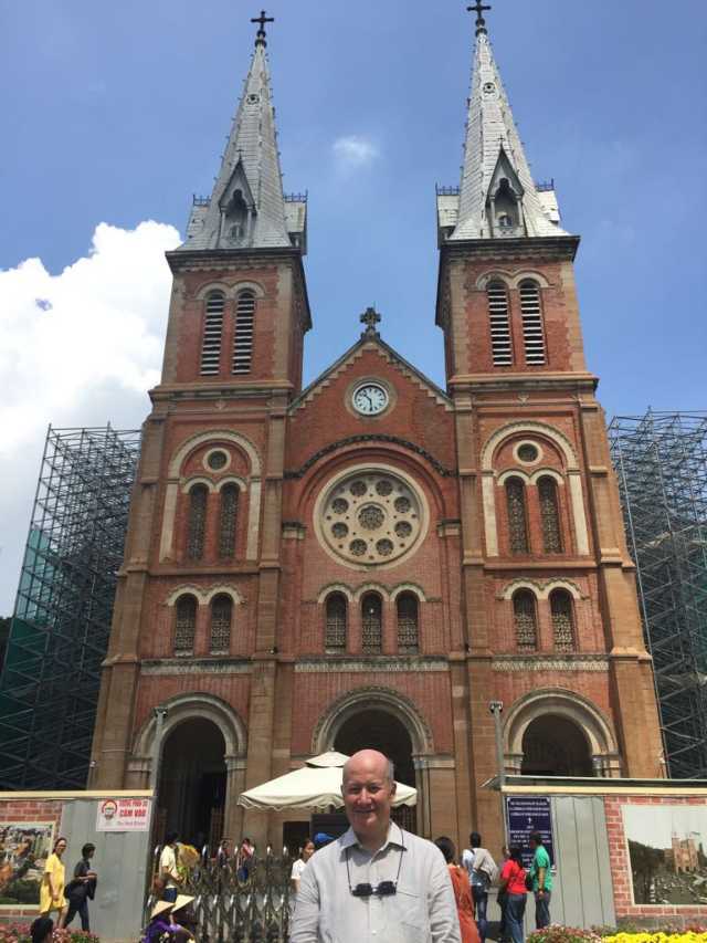 Massimo Introvigne di fronte alla cattedrale di Notre Dame a Saigon, in Vietnam