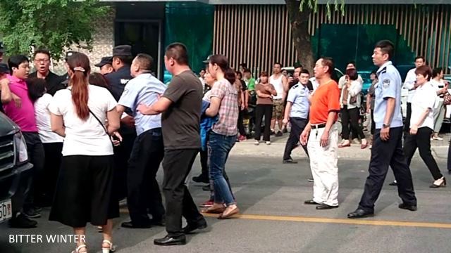 La polizia arresta i fedeli che protestano