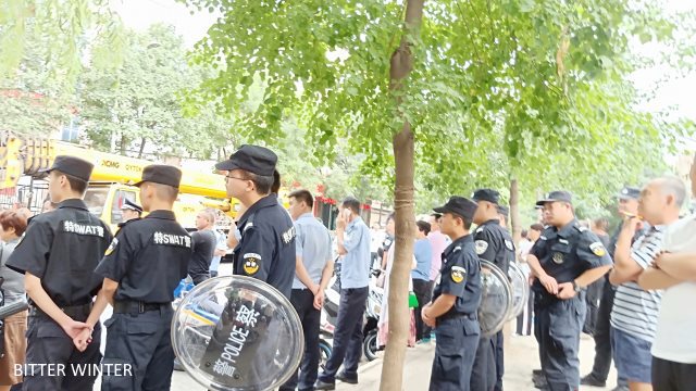Le forze speciali della polizia controllano l’area della demolizione