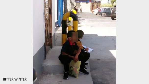 Bambini che attendono di entrare nell’“asilo”