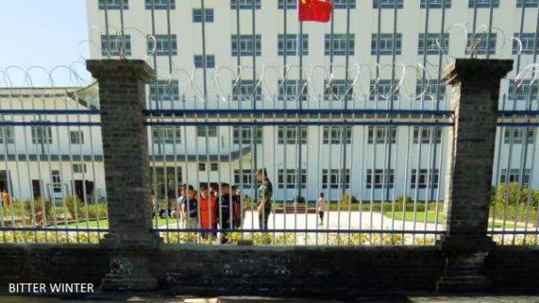 I bambini disobbedienti incorrono in punizioni corporali quali l’isolamento e l’obbligo a stare in piedi da soli in un angolo