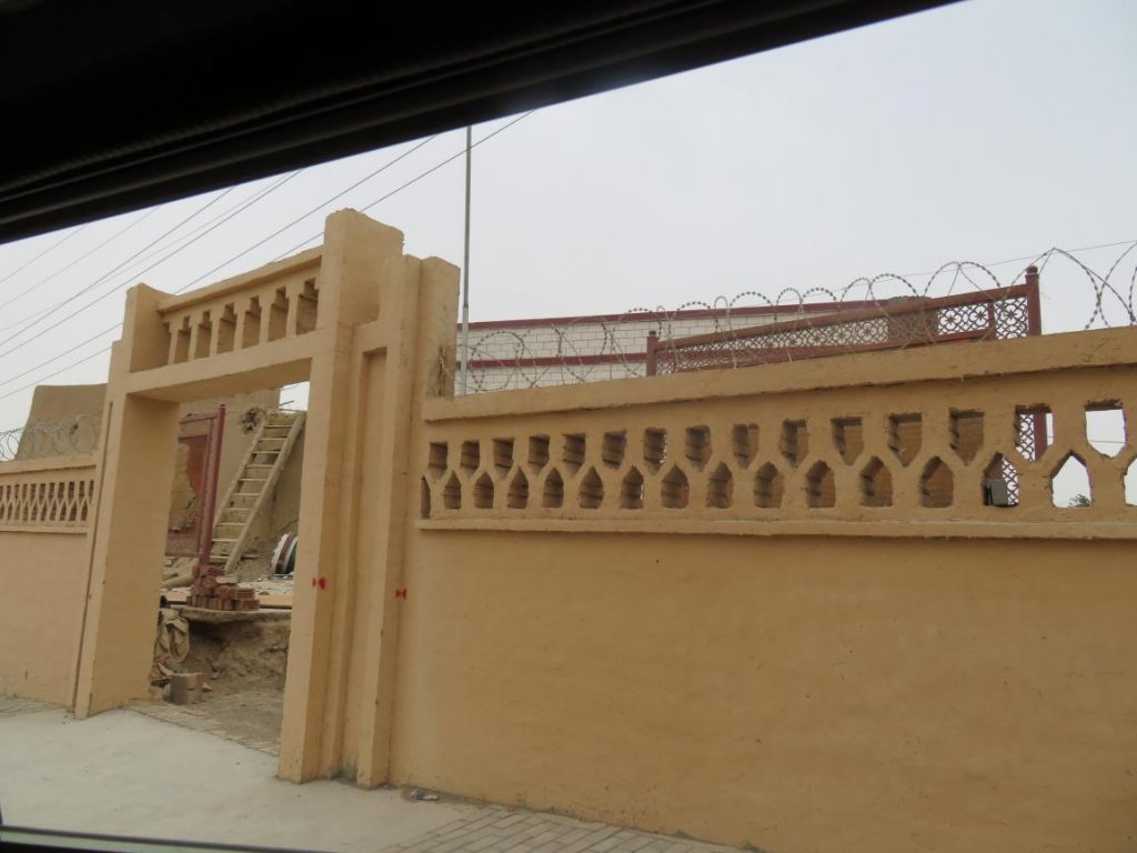 Questa moschea demolita si trova in località Sibao, nel distretto di Yizhou. Il portone principale è stato abbattuto e il cortile è ridotto in macerie