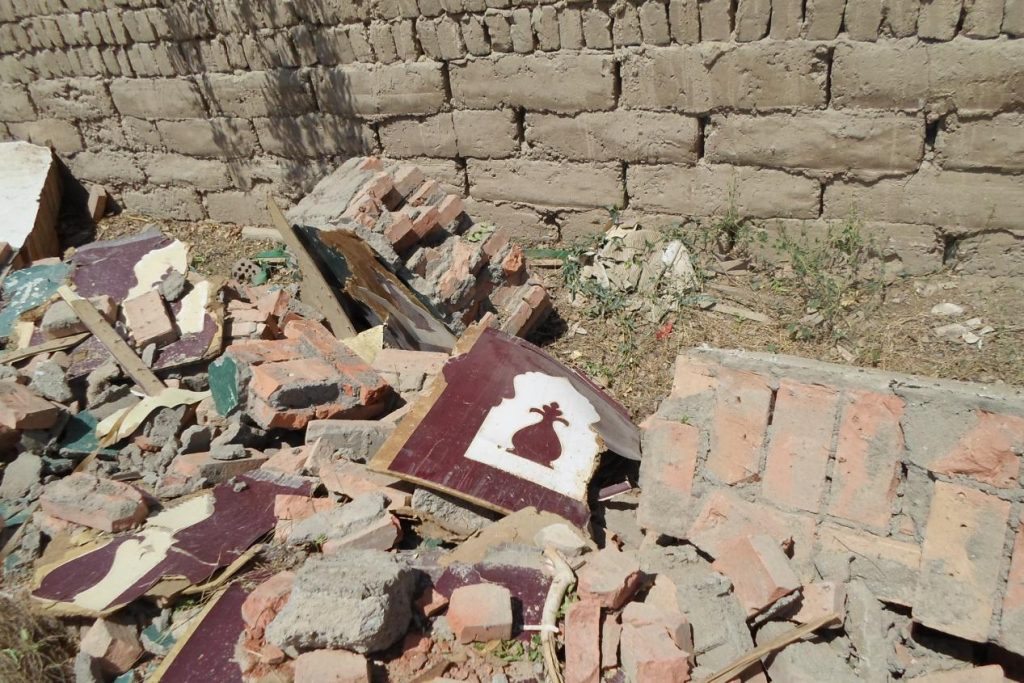 Resti di simboli musulmani sono ancora visibili fra le macerie di una moschea demolita